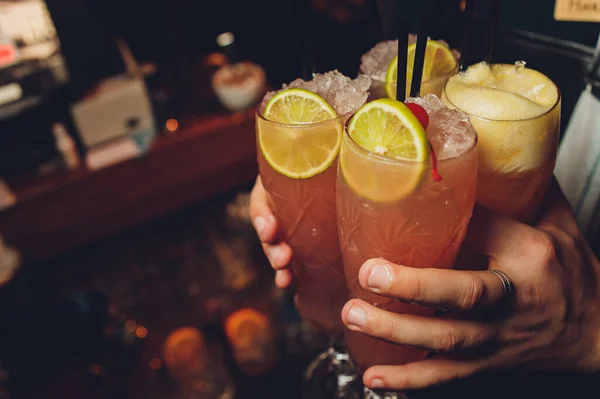 Festbesucher halten alkoholische Cocktails in den Händen. — Stockfoto