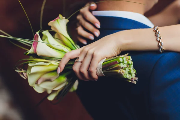 Buquê de casamento de lírios brancos close-up na moda em mãos. — Fotografia de Stock