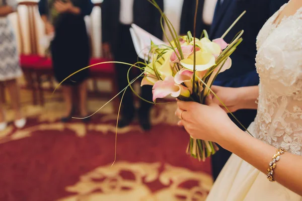 Buquê de casamento de lírios brancos close-up na moda em mãos. — Fotografia de Stock