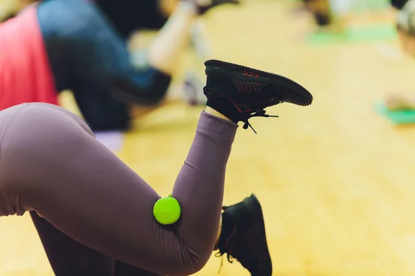 Fitnesssportler aus nächster Nähe. Gesunder Lebensstil und Sportkonzepte. Frau in modischer Sportkleidung macht Sport. — Stockfoto