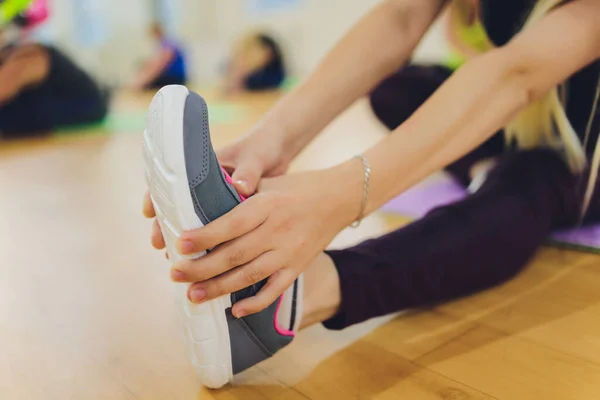 Fitnesssportler aus nächster Nähe. Gesunder Lebensstil und Sportkonzepte. Frau in modischer Sportkleidung macht Sport. — Stockfoto