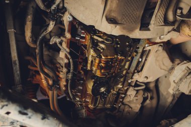 Bir arabanın vites kutusunun şanzımanı şanzıman zincirinin ve parçalarının sökülmesi, tamir edilmesi..