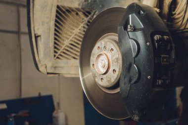 Yenilenmek üzere olan modern bir arabanın fren diski ve kalibre montajı.