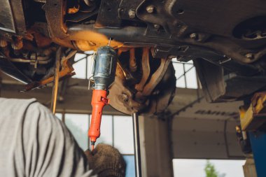 Yenilenmek üzere olan modern bir arabanın fren diski ve kalibre montajı.