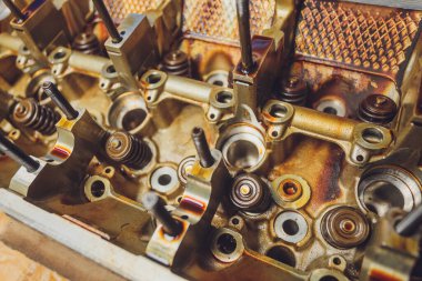 Bir arabanın vites kutusunun şanzımanı şanzıman zincirinin ve parçalarının sökülmesi, tamir edilmesi..