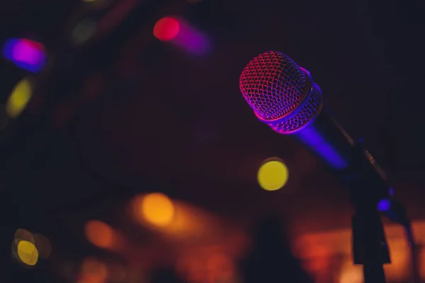 Primer plano del micrófono en sala de conciertos o sala de conferencias. — Foto de Stock