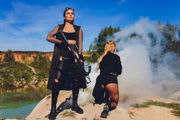 Женщина-солдат, держащая ленточку, стоящую на камне на горе..