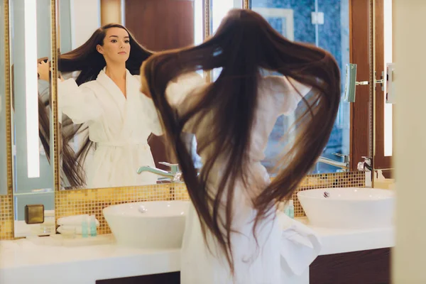 Mooie vrouw in de badkamer met lang haar. — Stockfoto