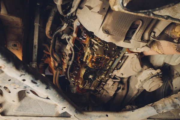 Железная коробка передач автомобиля Демонтаж трансмиссии и деталей, ремонт. — стоковое фото