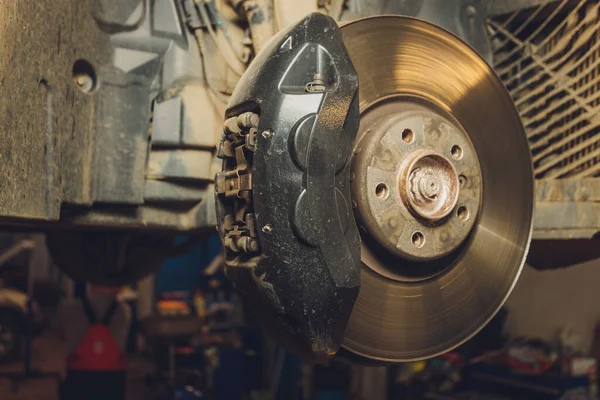 Remschijf en remklauw gemonteerd op een moderne auto die op het punt staat te worden vervangen. — Stockfoto