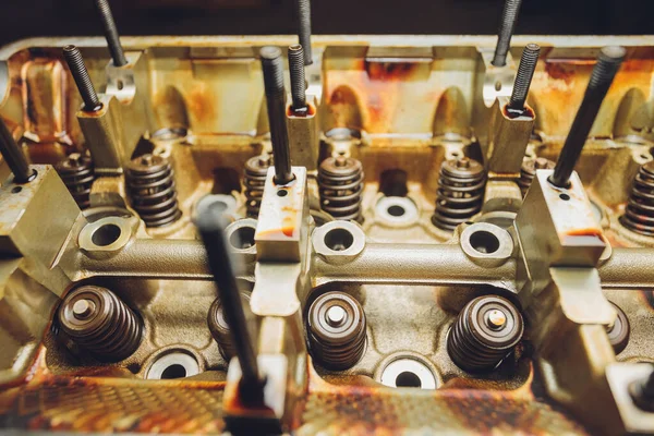 De ijzeren versnellingsbak van een auto s transmissie demontage van de transmissie keten en onderdelen, reparatie. — Stockfoto