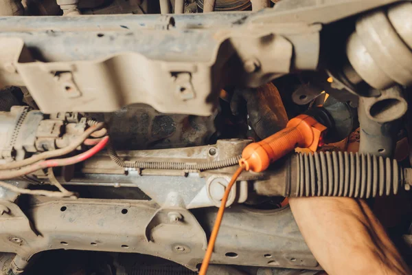 La caja de cambios de hierro de la transmisión de un coche desmontaje de la cadena de transmisión y piezas, reparación. — Foto de Stock