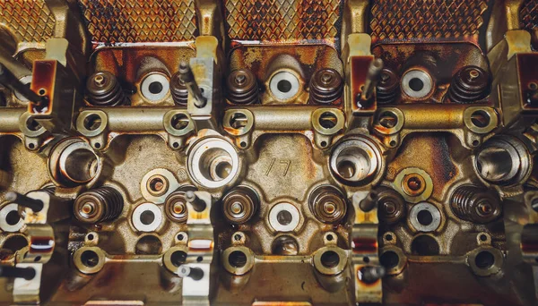 De ijzeren versnellingsbak van een auto s transmissie demontage van de transmissie keten en onderdelen, reparatie. — Stockfoto