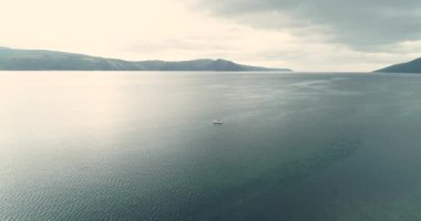 Arktik fiyortta buzullar arasında Pontoon gezisi..