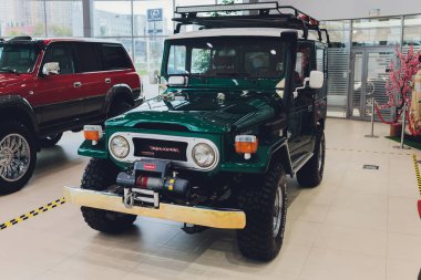 Ufa, Rusya, Kasım 2019: Japon eski arazi aracı Toyota Land Cruiser 40 4x4 Otomobil Müzesi.