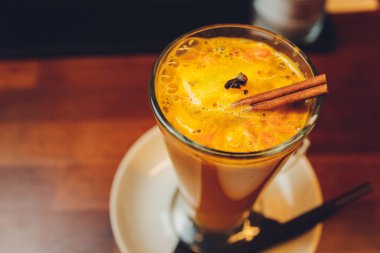 Bar tezgahında limonla süslenmiş bir bardak portakal kokteyli..