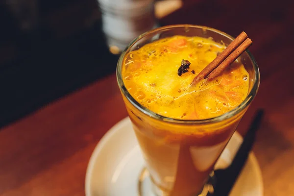 Copo de coquetel laranja decorado com limão no balcão de fundo bar. — Fotografia de Stock