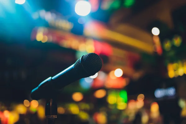 Primer plano del micrófono en sala de conciertos o sala de conferencias. — Foto de Stock