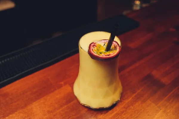 Ποτήρι πορτοκαλιού κοκτέιλ διακοσμημένο με λεμόνι στο μπαρ φόντο μετρητή. — Φωτογραφία Αρχείου