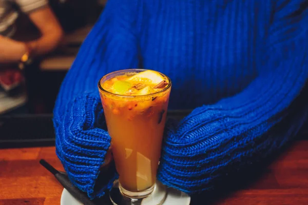 Ein Glas Orangencocktail mit Zitrone an der Theke. — Stockfoto