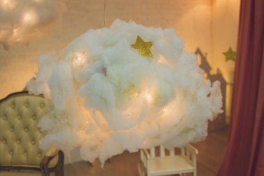 Modern tasarımcı avizesi. Odanın modern tasarımı ve ışıklandırması. Işık ve mekan tasarımı. Avize bir bulut gibidir..