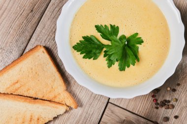 Farklı türde çorbalar - balkabağı çorbası, krem peynir çorbası ve masada mantar kreması çorbası..