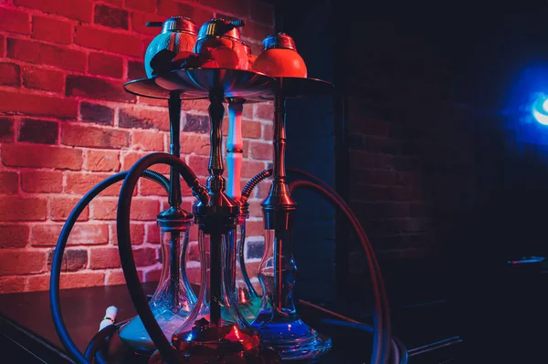 Red shisha hookah s kouřem a červenými jiskrami na dřevěných cihlách, umělecké zázemí. Shisha Concept. — Stock fotografie