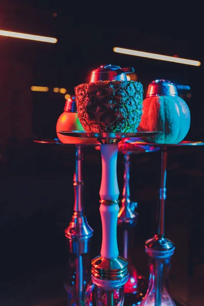 Hookah shisha vermelho com fumaça e faíscas vermelhas em tijolo de mesa de madeira, fundo de arte. Conceito de Shisha. — Fotografia de Stock