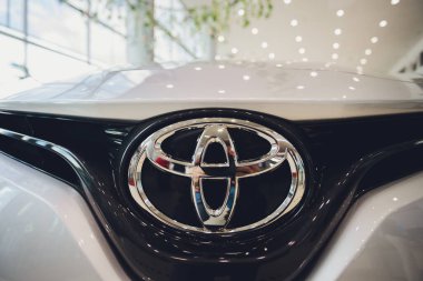 Ufa, Rusya, 15 Haziran 2020: Toyota Camry, yan görüş. Otoparktaki modern bir arabanın fotoğrafı..