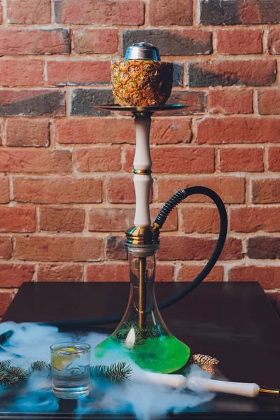Shisha med frukt skål med färgglada rök i Hookah Bar Närbild. — Stockfoto