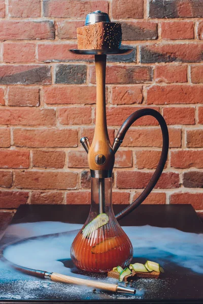 Tabaco artesanal para el pan shisha hookah de cerca en una mesa de madera. — Foto de Stock