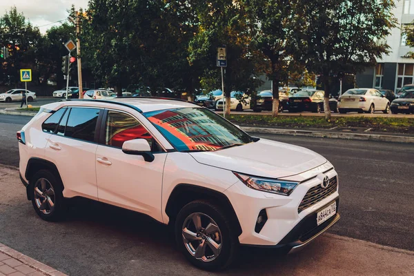 Уфа, Россия, 15 июня 2020 года: Новый компактный кроссовер Toyota RAV4 на автомобиле Toyota, стоящем у входа в выставочный зал. — стоковое фото