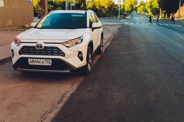 Уфа, Россия, 15 июня 2020 года: Новый компактный кроссовер Toyota RAV4 на автомобиле Toyota, стоящем у входа в выставочный зал. — стоковое фото