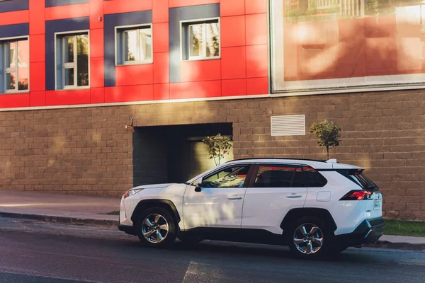 Ufa, Rússia, 15 de junho de 2020: Novos crossovers compactos Toyota RAV4 premier no carro Toyota de pé ao lado da entrada do showroom. — Fotografia de Stock