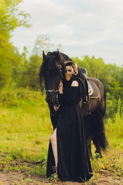 Mujer musulmana en hiyab montando un caballo. — Foto de Stock