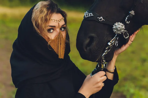 Femme musulmane en hijab chevauchant un cheval. — Photo