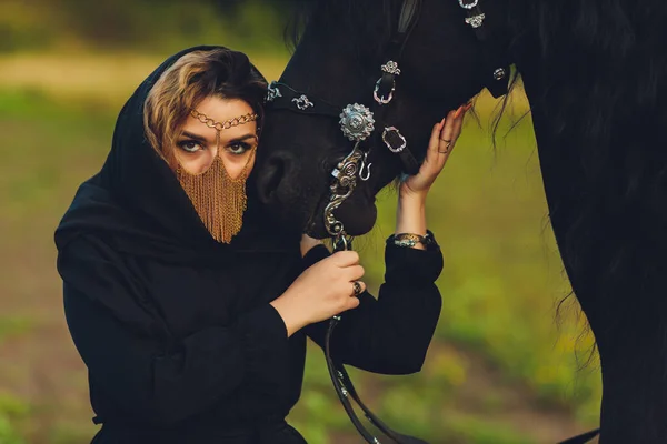 Muslim woman in hijab riding a horse. — Stock Photo, Image