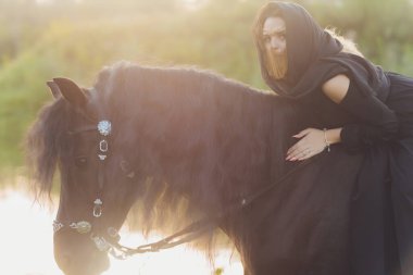 At süren tesettürlü Müslüman kadın.