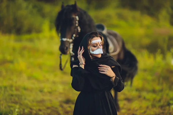 Mujer musulmana en hiyab montando un caballo. — Foto de Stock