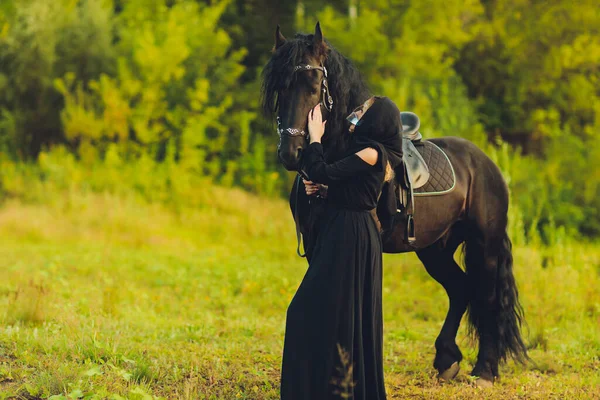 Mujer musulmana en hiyab montando un caballo. — Foto de Stock