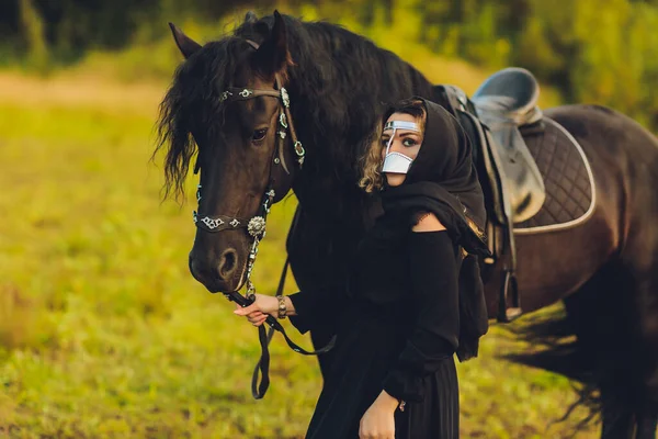 Femme musulmane en hijab chevauchant un cheval. — Photo
