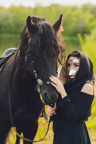 Mujer musulmana en hiyab montando un caballo. — Foto de Stock