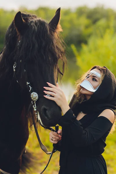 Mujer musulmana en hiyab montando un caballo. — Foto de Stock