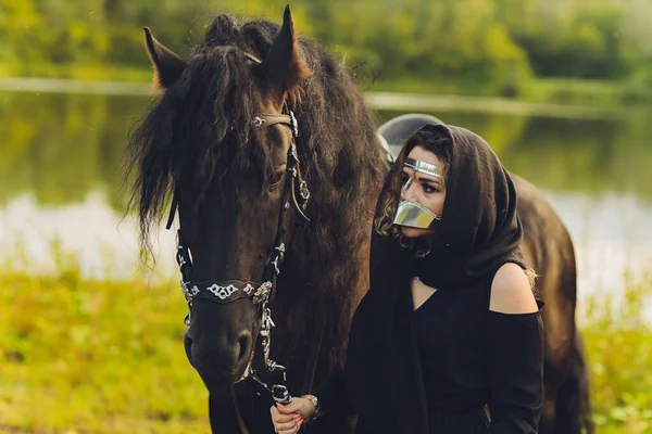 Femme musulmane en hijab chevauchant un cheval. — Photo