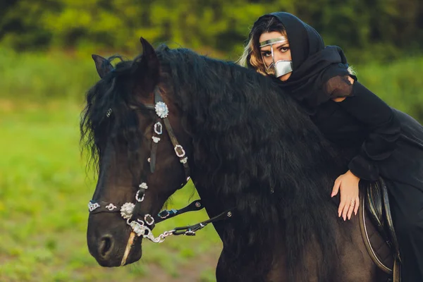 Muslim woman in hijab riding a horse. — Stock Photo, Image