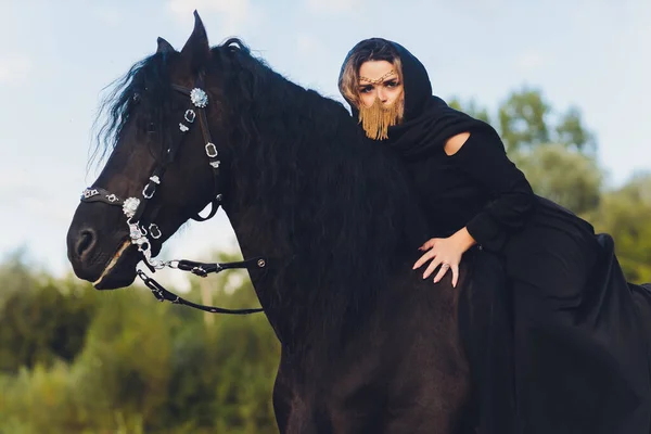 Muslimische Frau im Hidschab auf einem Pferd. — Stockfoto
