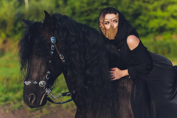 Femme musulmane en hijab chevauchant un cheval. — Photo