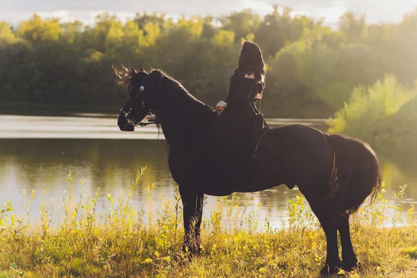 Mulher muçulmana no hijab montando um cavalo. — Fotografia de Stock