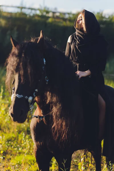 Mujer musulmana en hiyab montando un caballo. — Foto de Stock