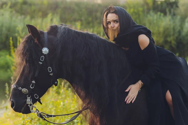 Mulher muçulmana no hijab montando um cavalo. — Fotografia de Stock